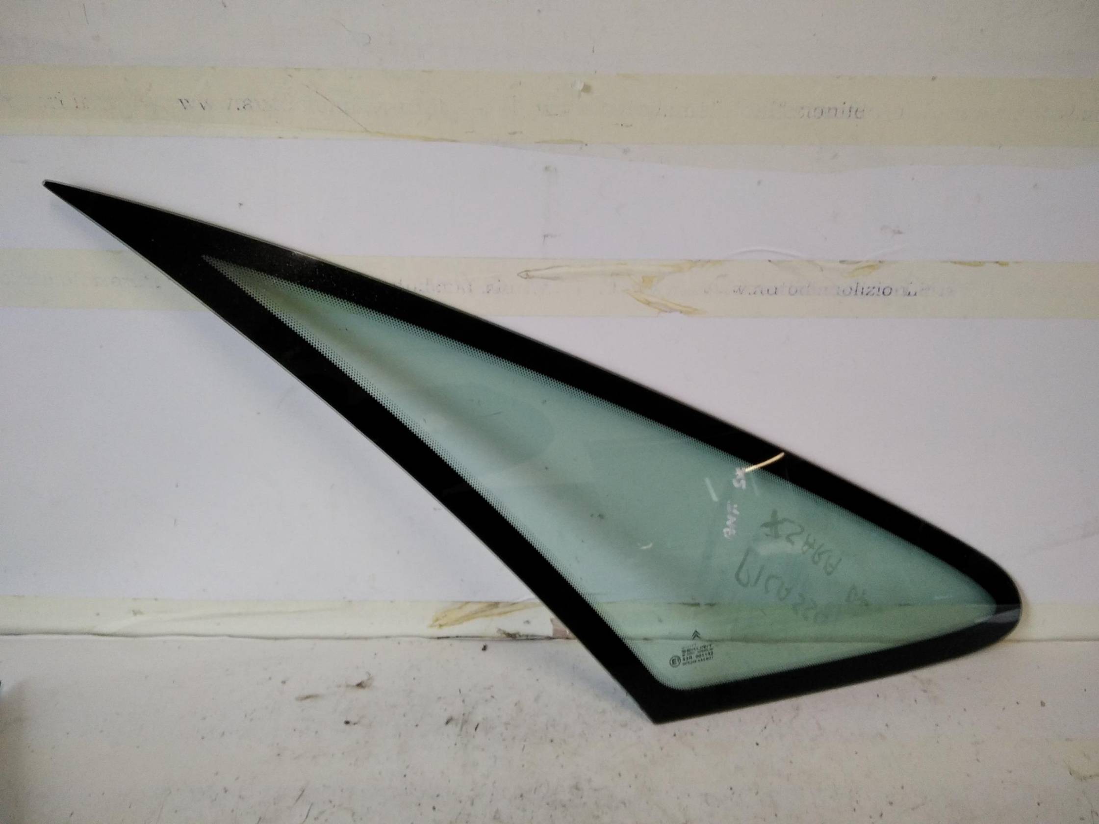 Fisso parafango ant. dx.